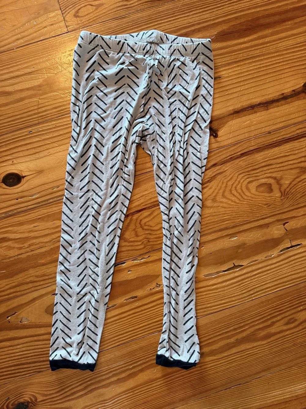 Kyte BABY White Long-Sleeve Pajama Top with Black Chevron Trim